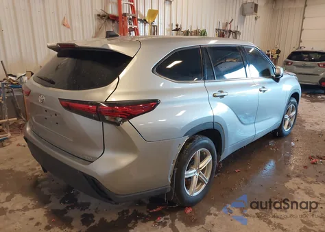 2022 Toyota Highlander Le z USA, uszkodzony, nr VIN 5TDBZRBH5NS249498